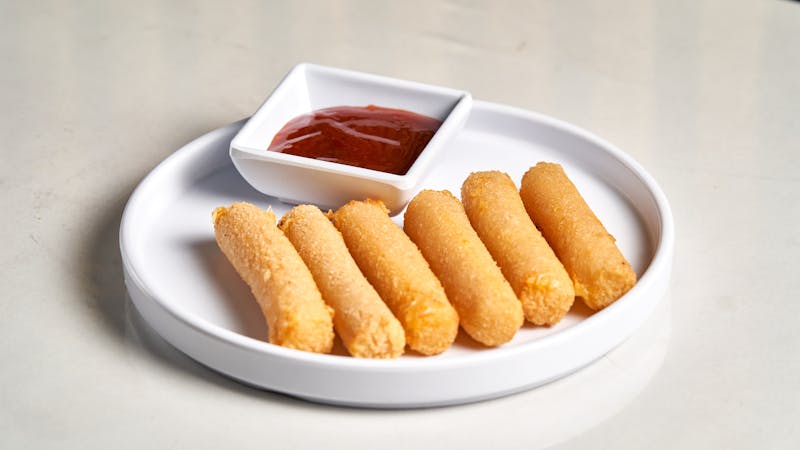 Golden mozzarella sticks with marinara dipping sauce
